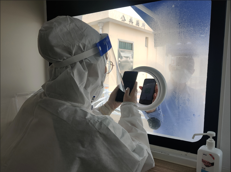 图片包含 室内, 男人, 女人, 穿着 描述已自动生成