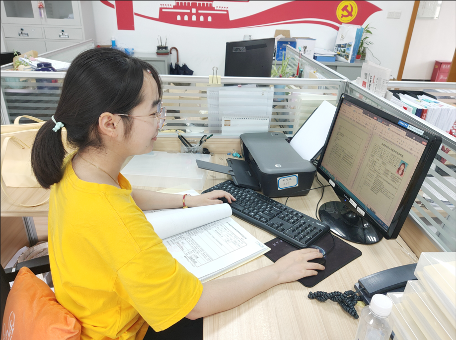 桌子上放着笔记本电脑的人 中度可信度描述已自动生成